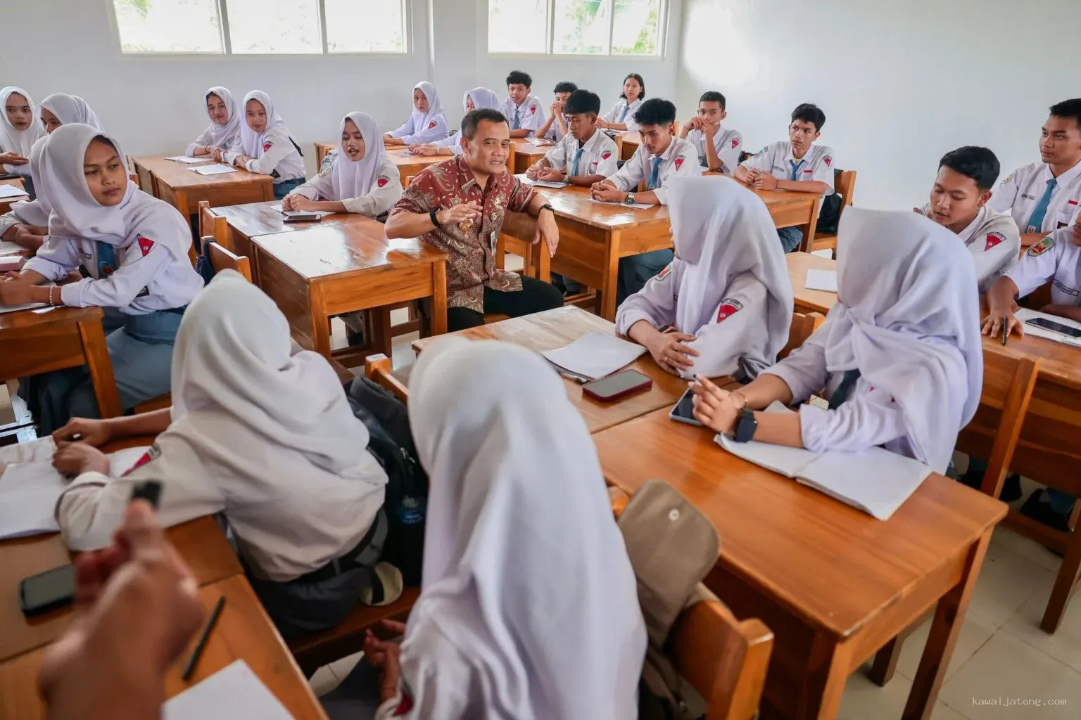Bersihkan SPMB 2026 dari Mafia: Gubernur Jateng Ultimatum Tindak Pidana dan Coret Calon Siswa 'Titipan'