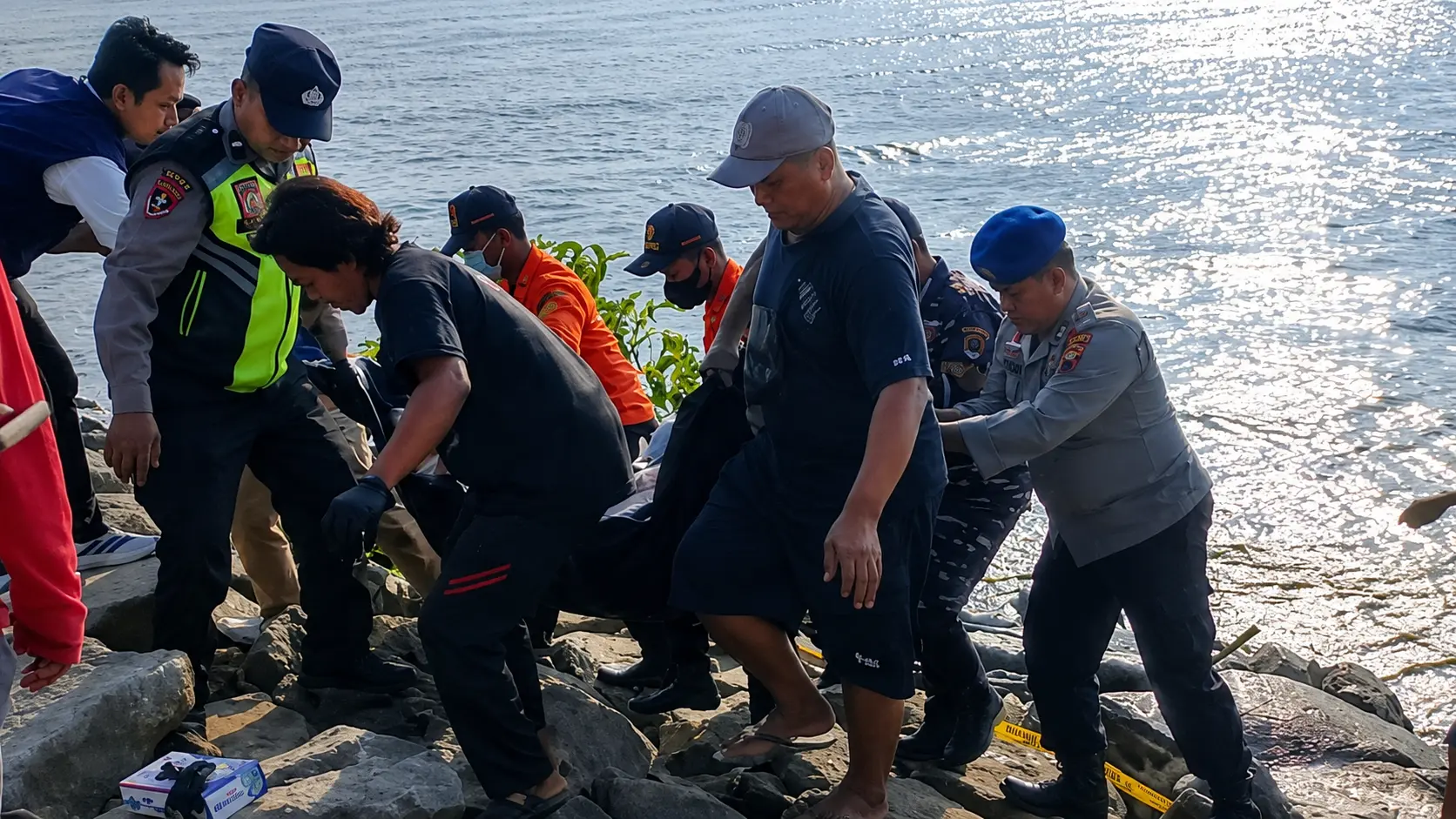 Mayat Pria Berkaus Oranye Ditemukan di Dermaga Tasikagung Rembang, Warga Geger