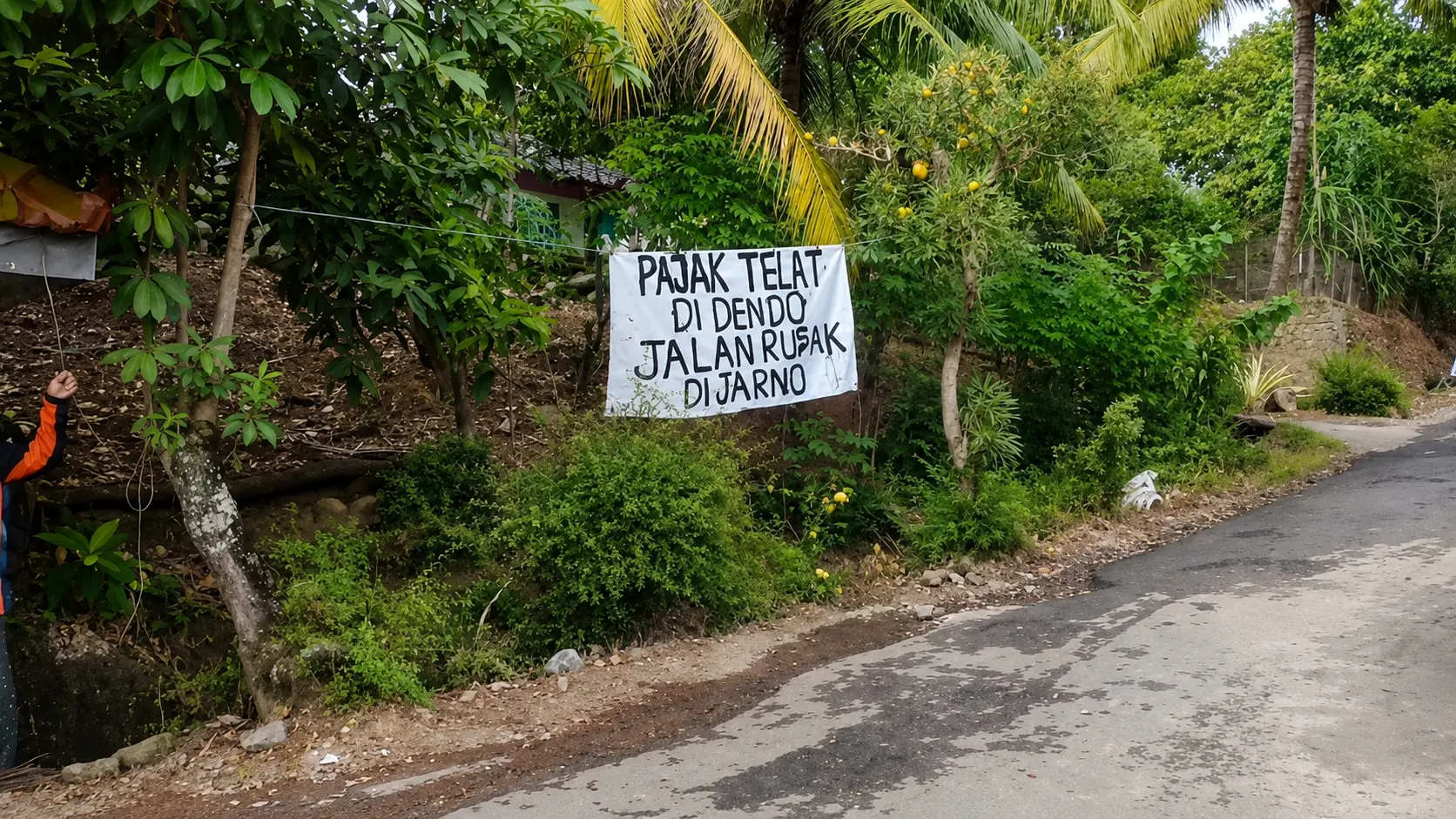 "Pajak Telat Didenda, Jalan Rusak Dibiarkan", Spanduk Sindiran Warga Jrahi Sentil Pemkab Pati
