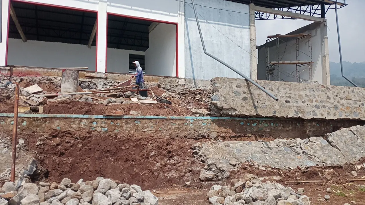 Talud Koperasi Desa Merah Putih di Gunungwungkal Pati Ambrol, Dandim Pastikan Segera Diperbaiki