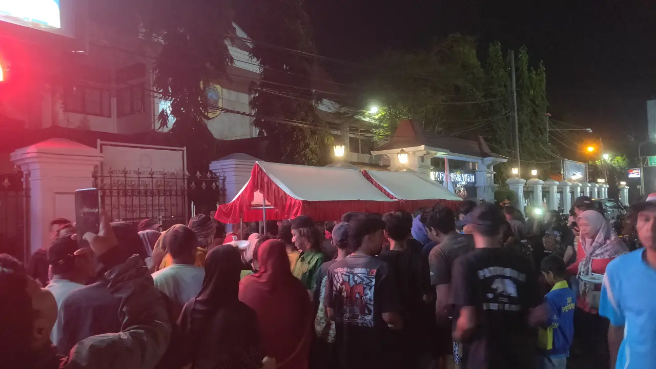 AMPB bagi-bagi Makan Gratis di Alun-Alun Simpang Lima Pati